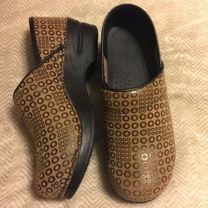 Sanita size 37 cognac circles